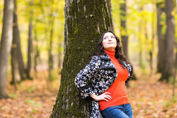 Joven morena mujer retrato en otoño naturaleza — Foto de Stock