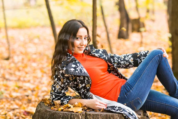 Jonge brunette vrouw portret in de herfst natuur — Stockfoto