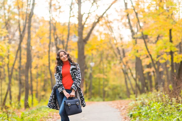 Pretty young student girl in autumn outdoor. — Stock Photo, Image