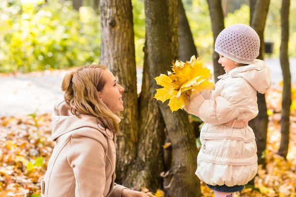 Joven madre y su niña se divierten en otoño —  Fotos de Stock