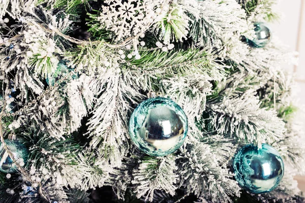 Kerstdecoratie met spar takken en xmas ballen — Stockfoto