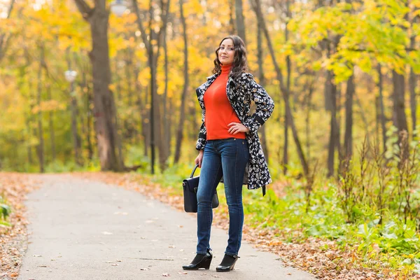 Asiatische weibliche College-oder Universitätsstudentin im Herbst Saison. Gemischtes Rennen — Stockfoto