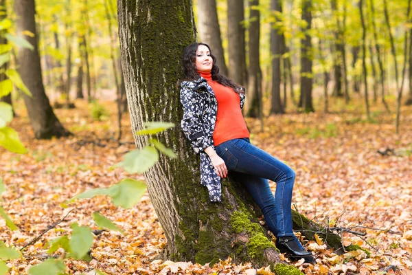 Style girl at beautiful autumn nature — Stock fotografie