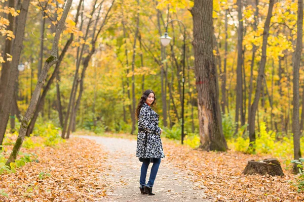 Jolie jeune étudiante en automne en plein air . — Photo