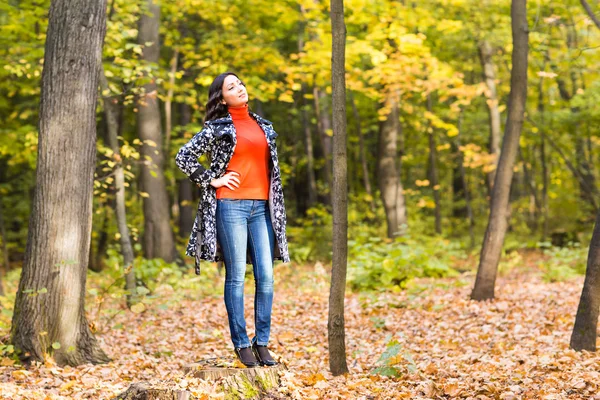 Style girl at beautiful autumn nature — ストック写真