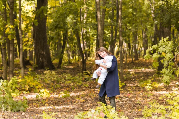 Mooie moeder en Baby buitenshuis. Schoonheid moeder en haar kind samenspelen in Park. — Stockfoto