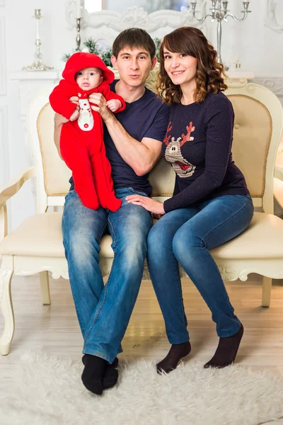 Casal jovem com seu bebê recém-nascido dentro de casa . — Fotografia de Stock