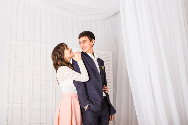 Conceito de amor - Abraço de casal romântico — Fotografia de Stock