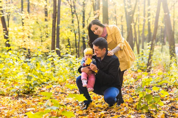 Szczęśliwy młodej rodziny z ich córką, spędzanie czasu odkryty w parku jesień — Zdjęcie stockowe