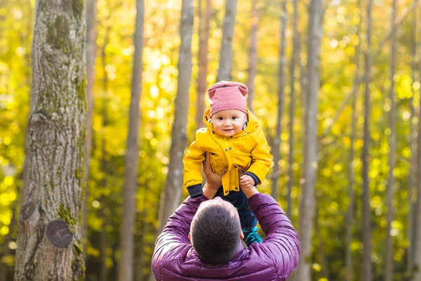 Vader en zijn zoontje plezier in herfst park — Stockfoto