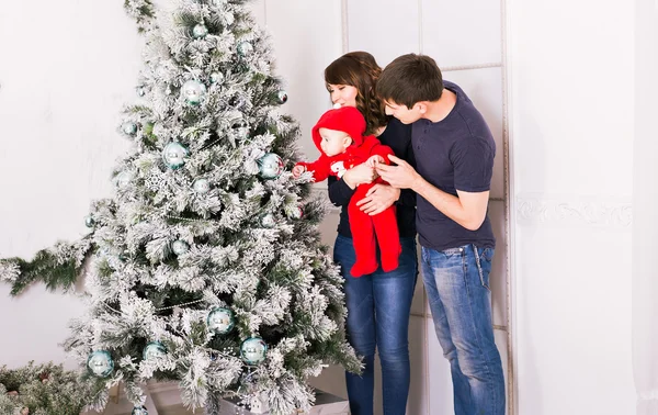 Felice famiglia sorridente vicino all'albero di Natale — Foto Stock