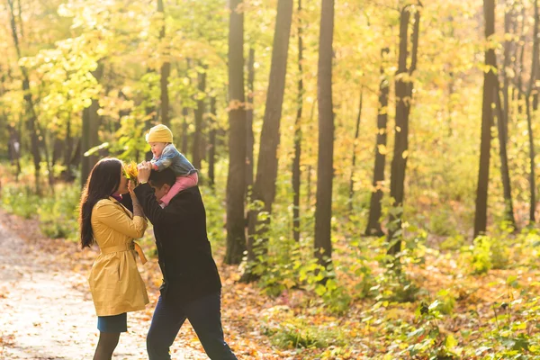 Mutlu genç ailesi ile vakit açık sonbahar parkta kızları — Stok fotoğraf