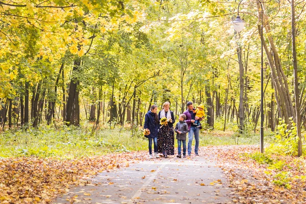 Feliz jovem família passar tempo juntos fora no outono natureza . — Fotografia de Stock