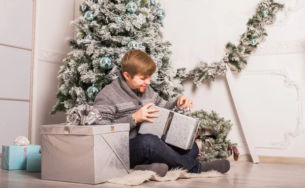 Natale, X-Mas, Inverno, Concetto di felicità - Uomo sorridente con confezione regalo — Foto Stock