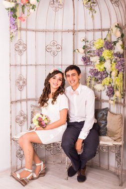 Genç çift evde birlikte kanepede rahatlatıcı