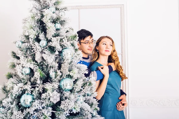 Buon Natale. Ciao. Giovane coppia che celebra il Natale a casa — Foto Stock