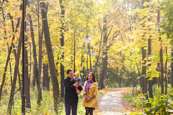 Amor, paternidade, família, estação e conceito de pessoas - casal sorridente com bebê no parque de outono — Fotografia de Stock
