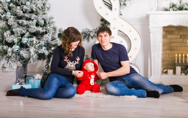 Familieportret van het Kerstmis In huis vakantie woonkamer, presenteren de doos van de Gift, huis versieren door Xmas boom kaarsen Garland — Stockfoto