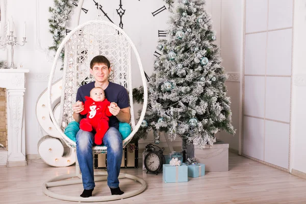 Kerst familieportret in huis vakantie woonkamer — Stockfoto