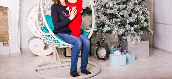 Weihnachtliches Familienporträt im heimischen Wohnzimmer — Stockfoto