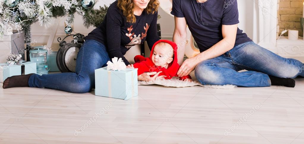 Familieportret van het Kerstmis In huis vakantie woonkamer ... Familieportret van het Kerstmis In huis vakantie woonkamer ...
