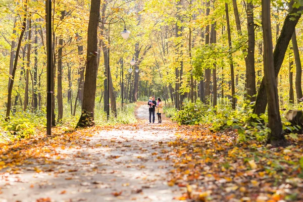 Linda família caminhando na floresta de outono. Estilo de vida saudável — Fotografia de Stock