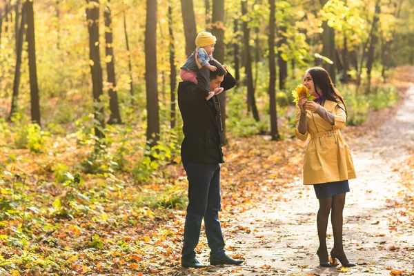 Mutlu aile sonbaharda açık — Stok fotoğraf