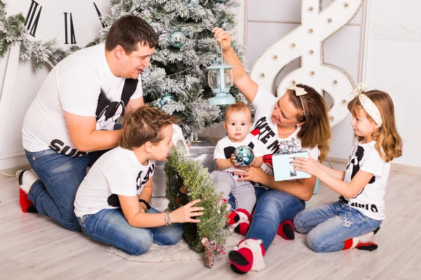 Otwarcie rodziny Prezenty świąteczne w domu razem — Zdjęcie stockowe