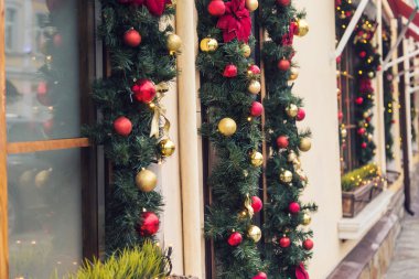 Noel kırmızı top windows vintage ev dekore edilmiştir.