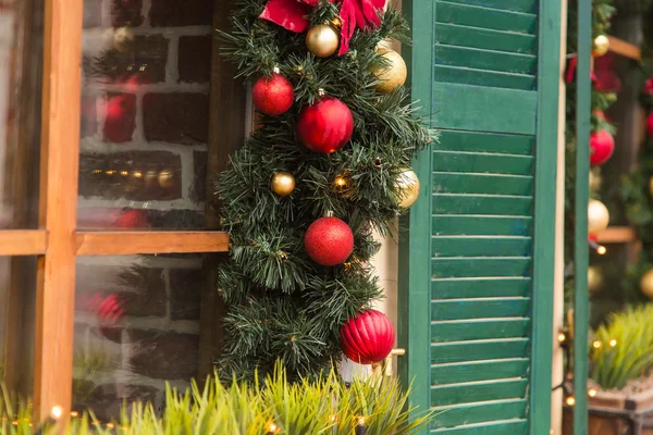 Natal bola vermelha decorada janelas na casa do vintage — Fotografia de Stock