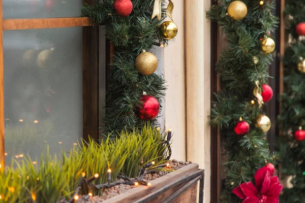Belas janelas de férias decoradas para o Natal — Fotografia de Stock