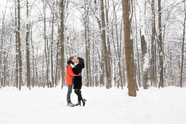 insanlar, sezon, sevgi ve eğlence kavramı - Kışın açık havada mutlu çift.