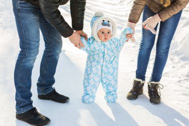 Bir bebeğin kış Park'taki ilk adımlar