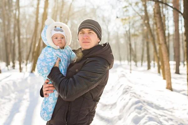 Pai feliz brincando com criança menino no parque de inverno — Fotografia de Stock