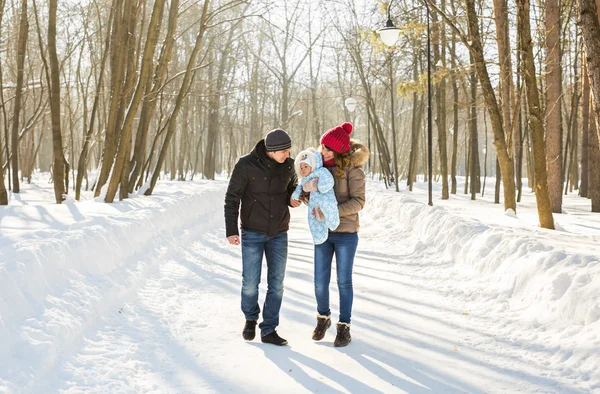 Familjen promenad i en winter park — Stockfoto