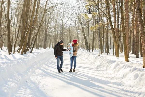 Familjen promenad i en winter park — Stockfoto