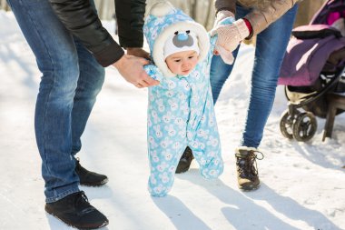 Bir bebeğin kış Park'taki ilk adımlar