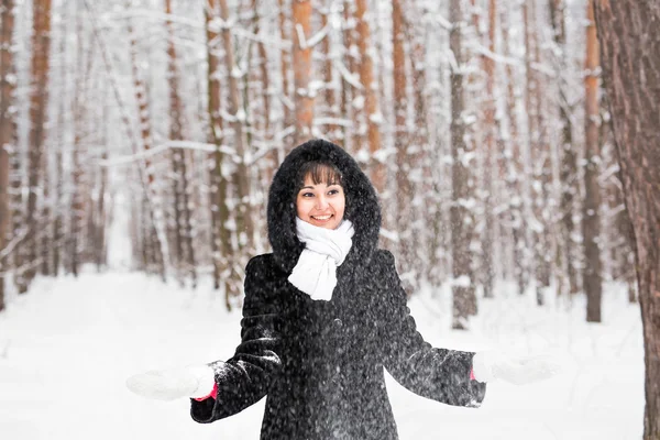 Ragazza che gioca con la neve nel parco — Foto Stock