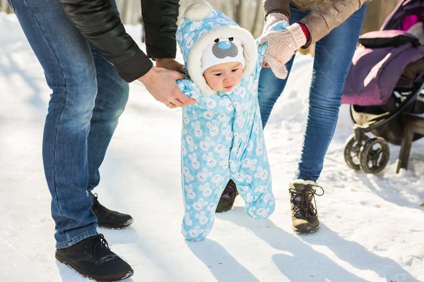 Bir bebeğin kış Park'taki ilk adımlar
