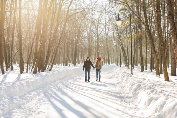 Casal no caminho de inverno na floresta — Fotografia de Stock