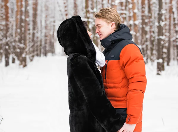 Jovem casal apaixonado de mãos dadas ao ar livre no inverno natureza — Fotografia de Stock