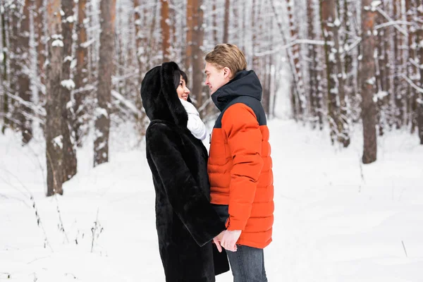 Casal jovem em férias de inverno — Fotografia de Stock