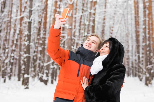 Heureux couple prendre selfie par smartphone en hiver — Photo