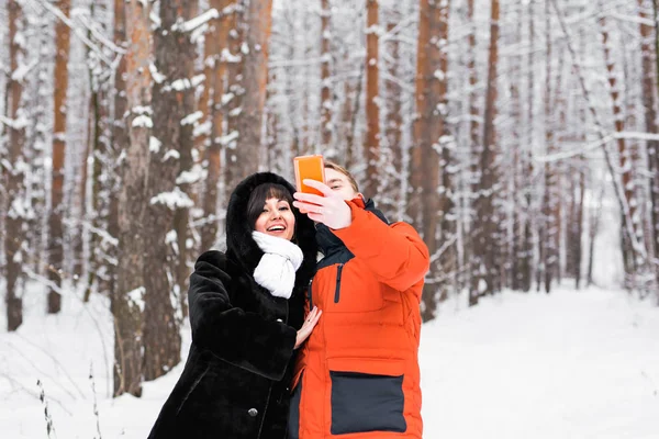 Felice coppia scattare selfie da smartphone in inverno — Foto Stock