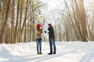 Mutlu aile - anne, baba ve çocuk çocuk bir kış yürüyüş.