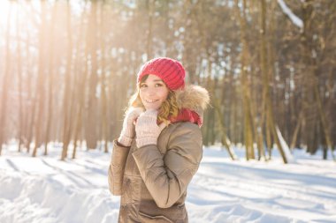 Kışın açık havada çekici bir genç kadın.