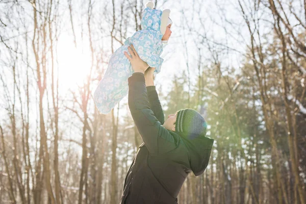 Père heureux jouant avec un petit garçon fils enfant dans la nature hivernale — Photo