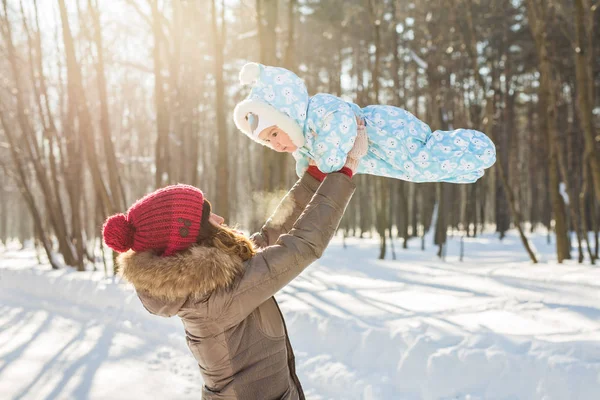 Pai feliz brincando com criança menino na natureza inverno — Fotografia de Stock