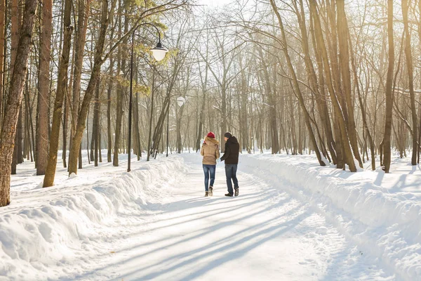 Concept de parentalité, saison et personnes - famille heureuse avec enfant en vêtements d'hiver à l'extérieur — Photo