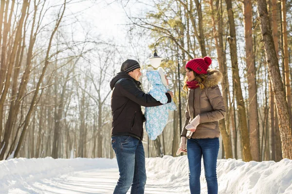 Concept de parentalité, saison et personnes - famille heureuse avec enfant en vêtements d'hiver à l'extérieur — Photo